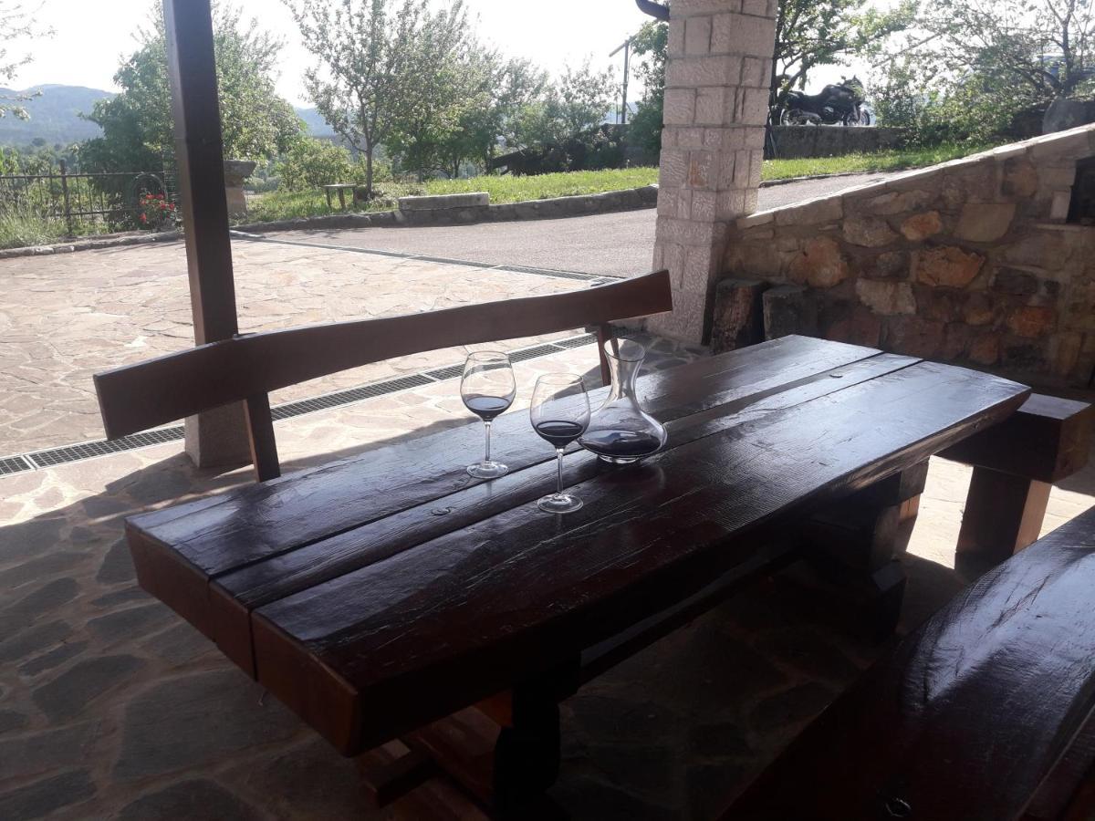 Apartma Oddih Dutovlje Εξωτερικό φωτογραφία