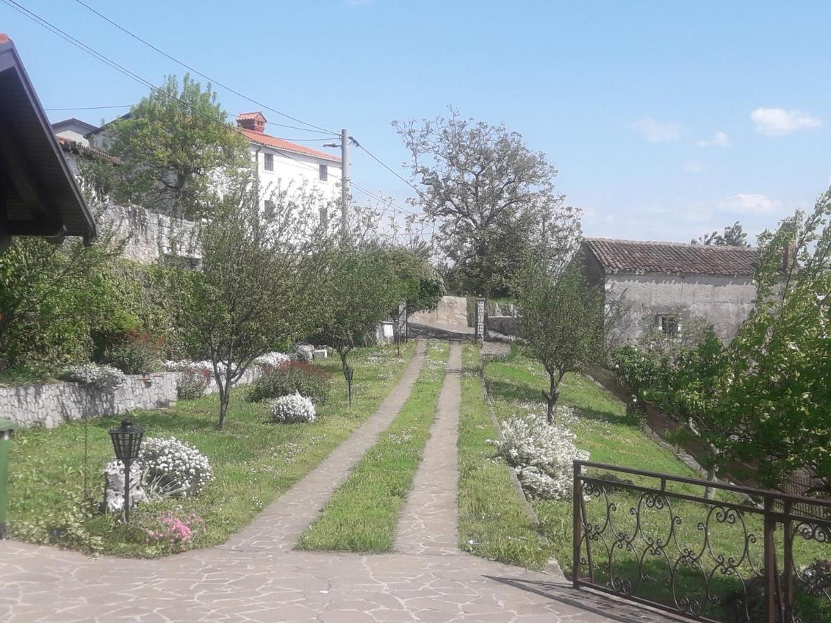 Apartma Oddih Dutovlje Εξωτερικό φωτογραφία