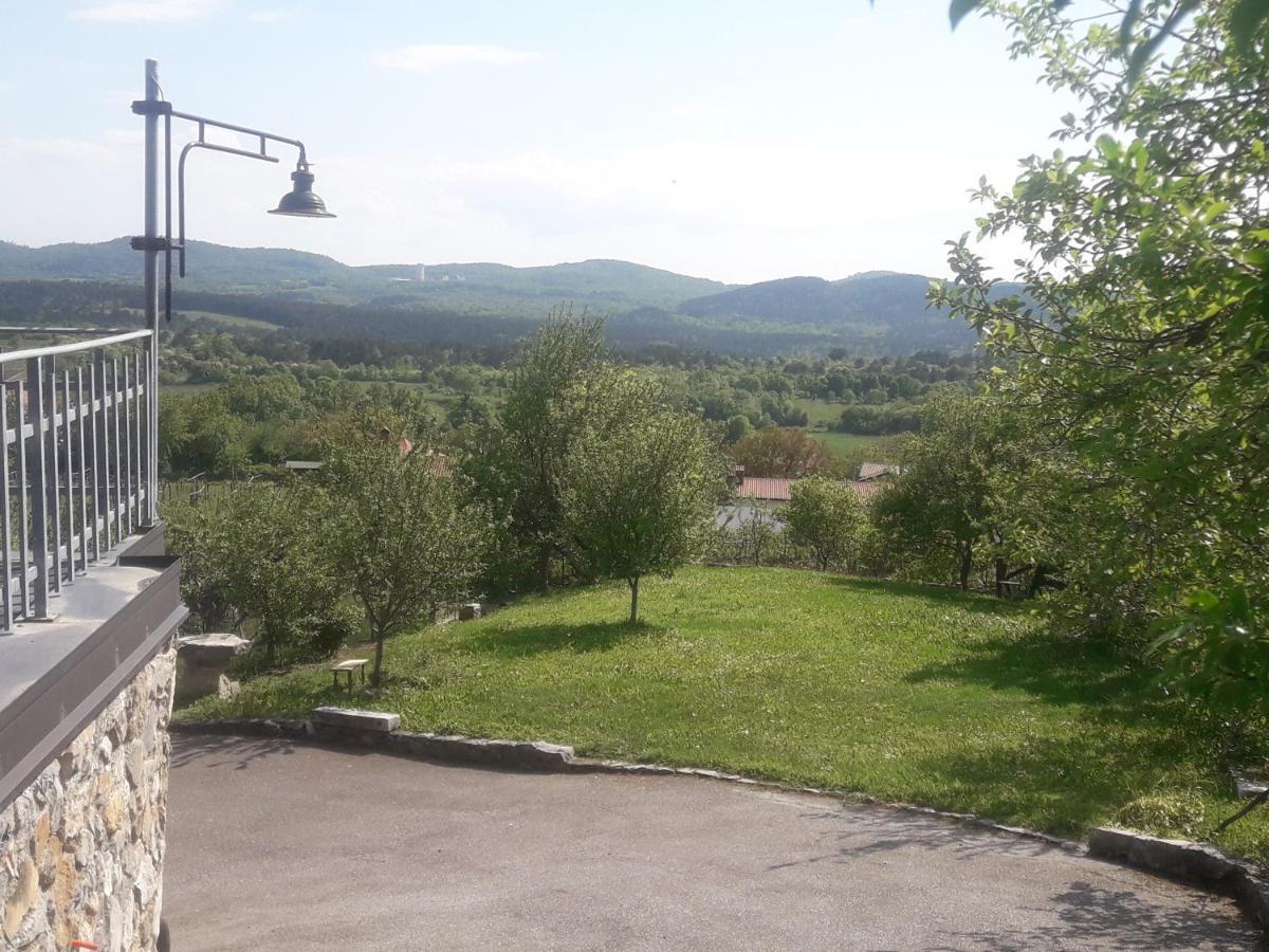 Apartma Oddih Dutovlje Εξωτερικό φωτογραφία