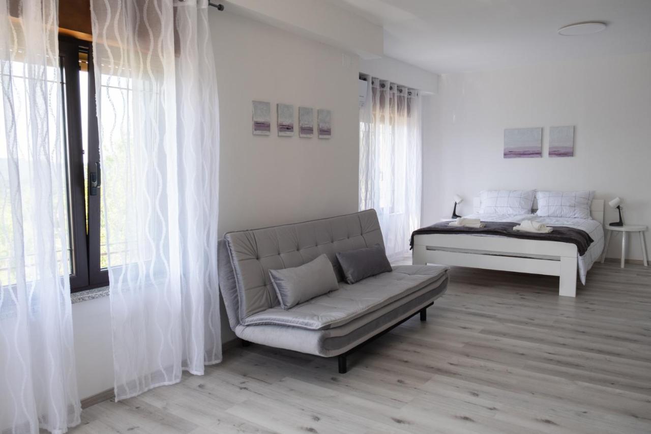 Apartma Oddih Dutovlje Εξωτερικό φωτογραφία