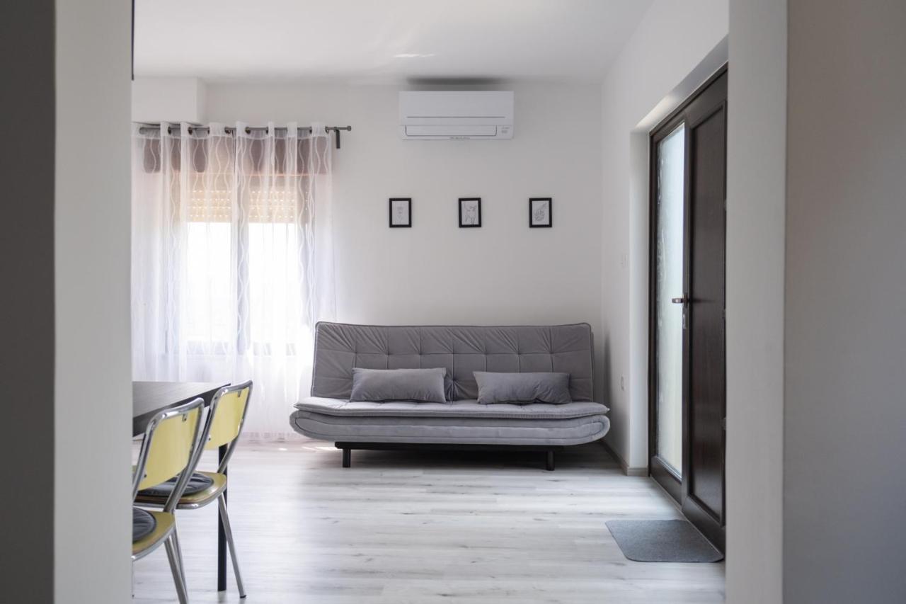 Apartma Oddih Dutovlje Εξωτερικό φωτογραφία