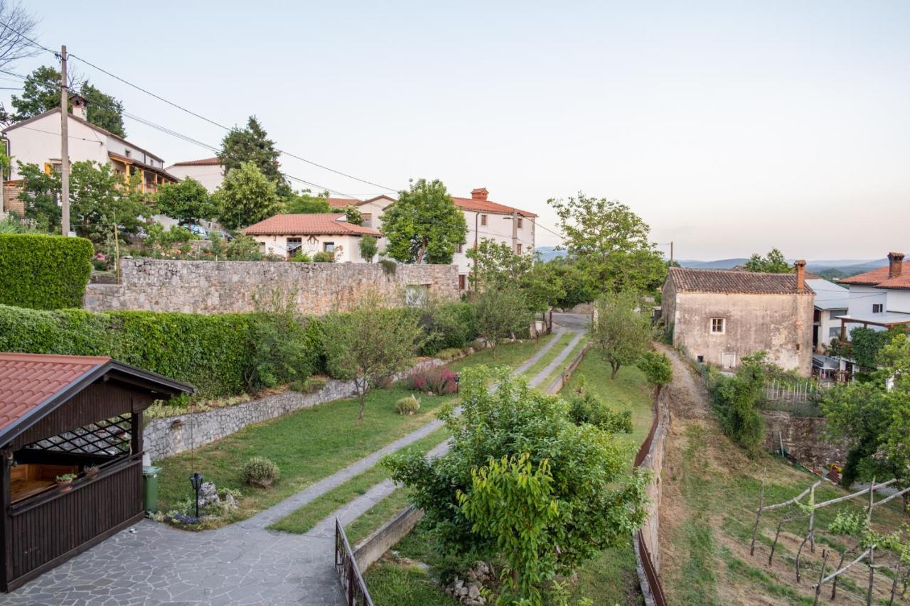 Apartma Oddih Dutovlje Εξωτερικό φωτογραφία