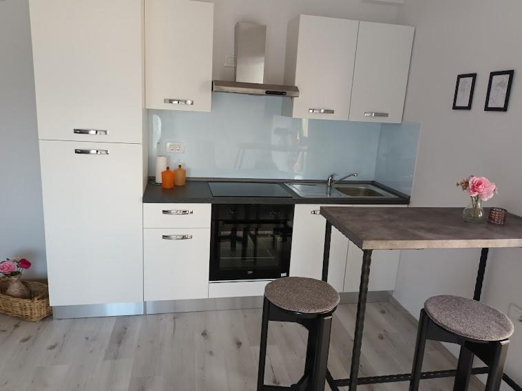 Apartma Oddih Dutovlje Εξωτερικό φωτογραφία