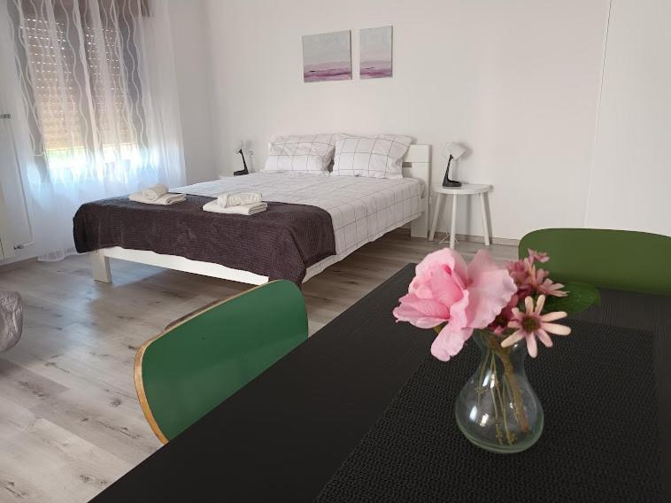 Apartma Oddih Dutovlje Εξωτερικό φωτογραφία